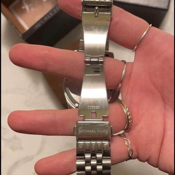 MICHAEL KORS MK5535 model, “Bradshaw” silver unisex oversized chronograph watch - Picture 2 of 5